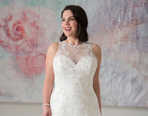 Curvy model in bruidskleding