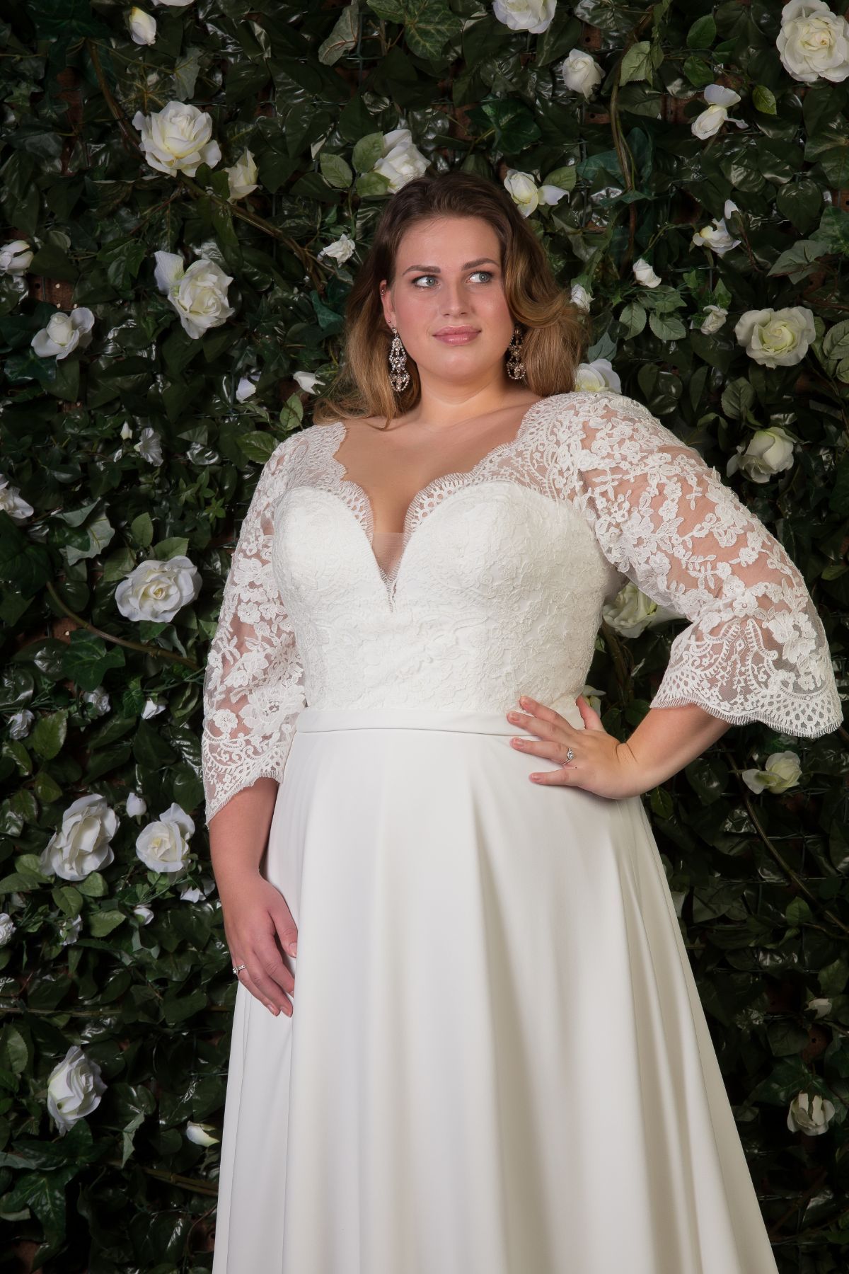 Curvy model in bruidskleding