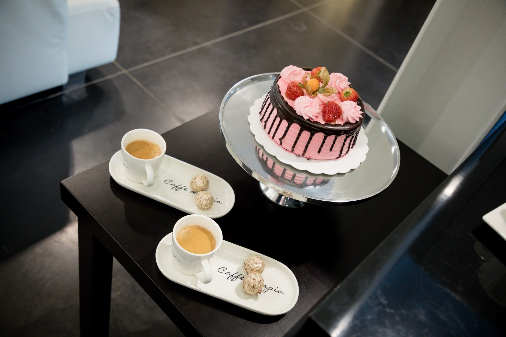 Tijdens het kiezen van uw trouwjurk geniet u van een lekker kopje koffie.