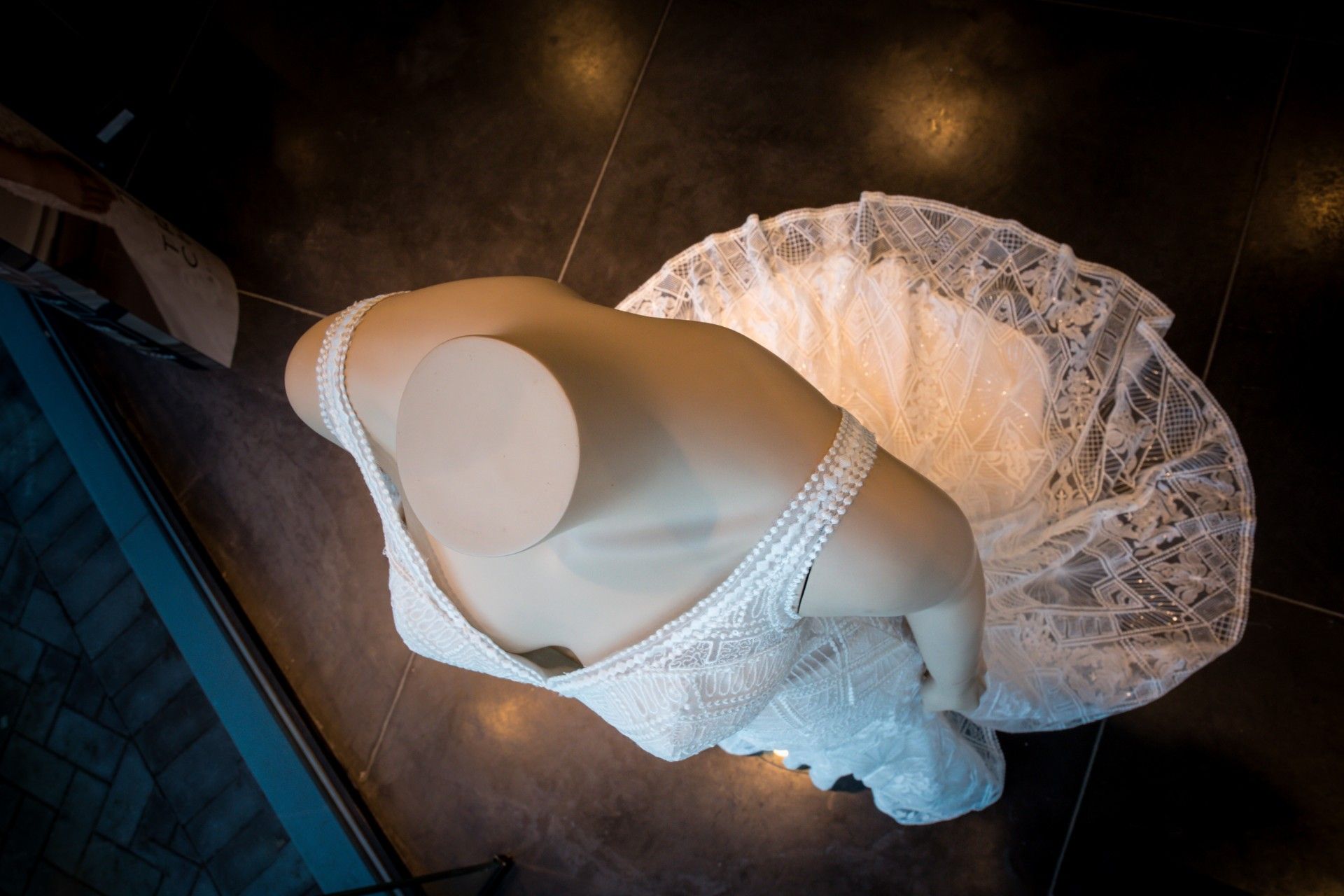 Bel ons of maak een afspraak om uw trouwjurk te kiezen.