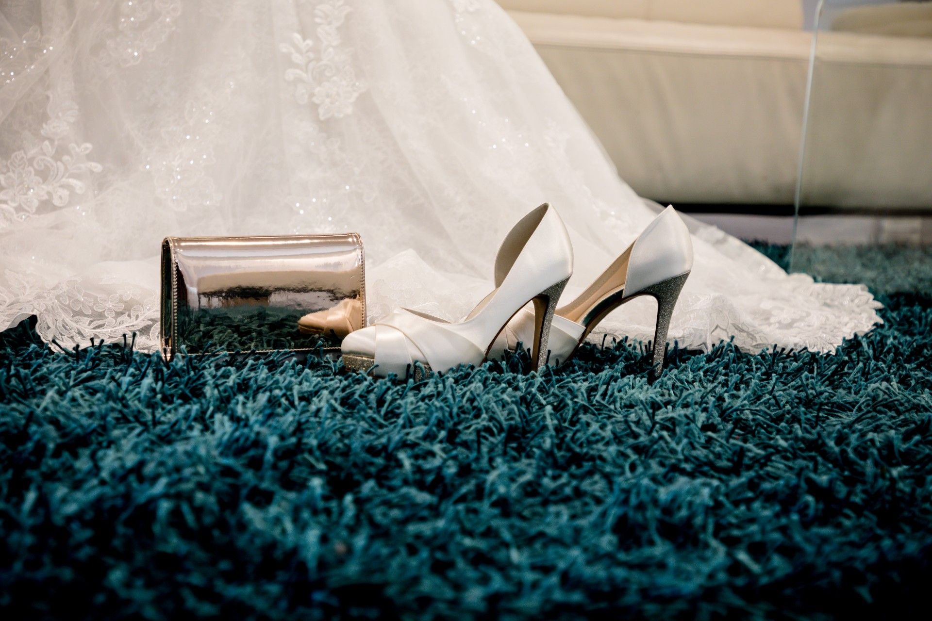 Alle bruidsaccessoires vind je bij ons, van sieraden en schoenen tot sluiers en aangepaste lingerie.