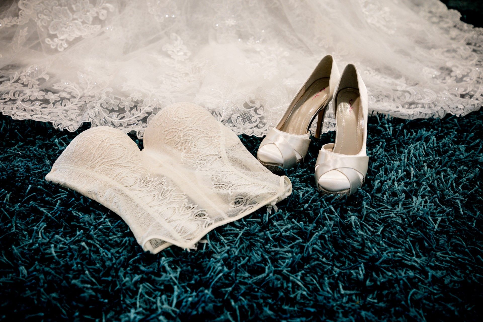 Bruidschoenen, bruidskorset, bruidsluiers 